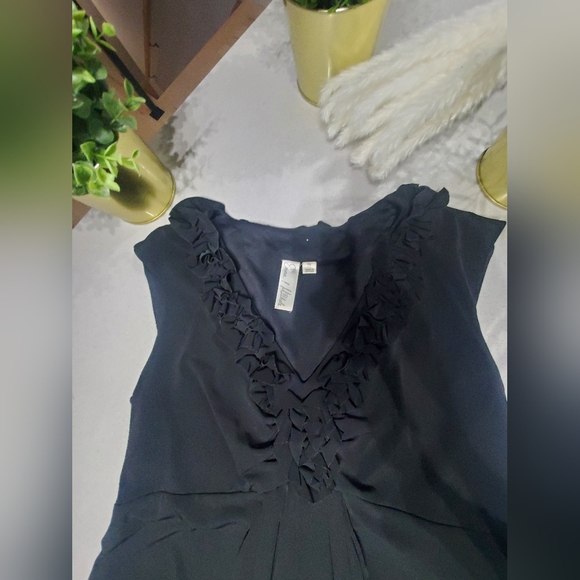 EMMA & MICHELE Belle petite robe noire avec drapage au devant et encolure en V - Picture 4 of 7